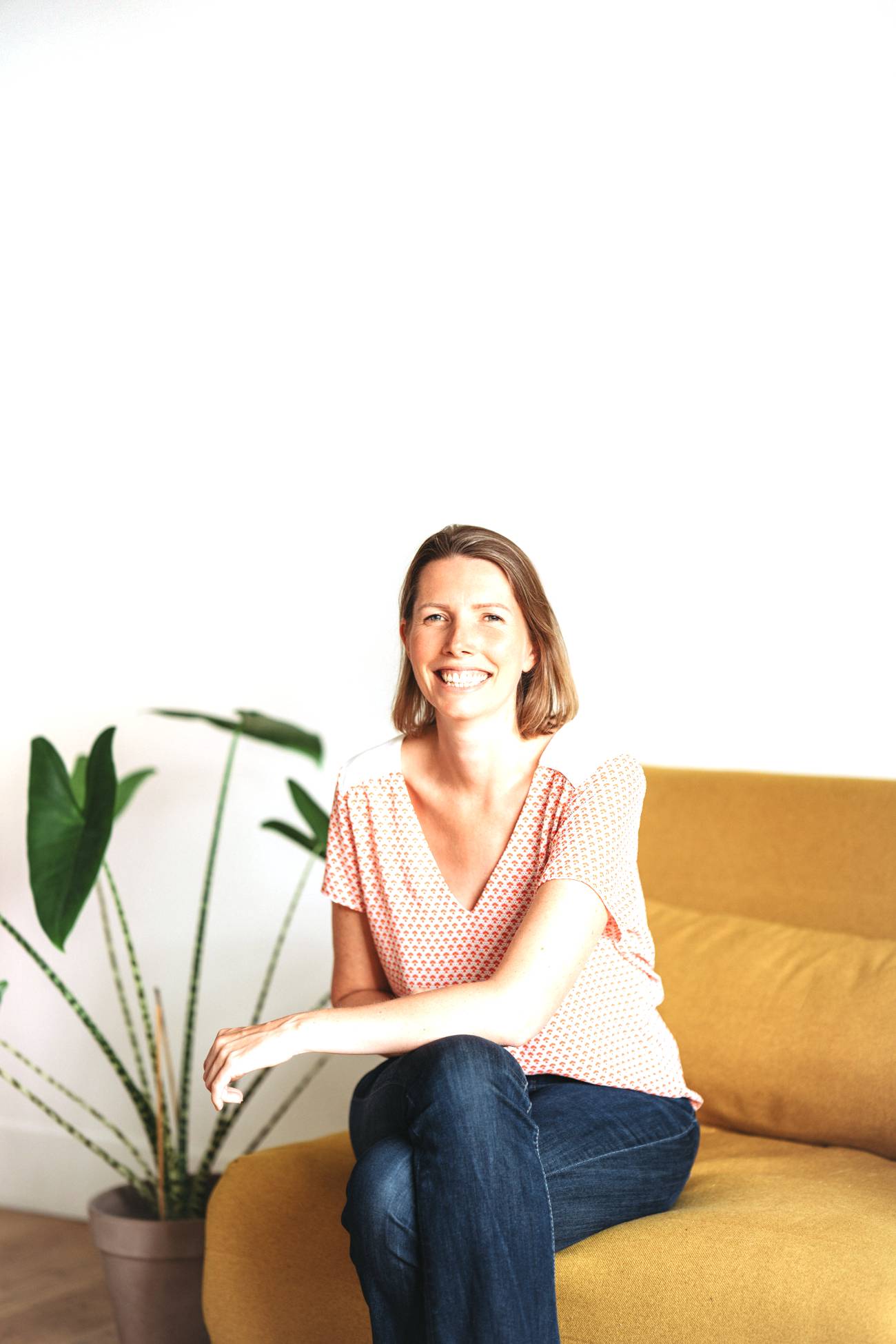 Gaëlle Baldassari, souriante, assise sur un canapé